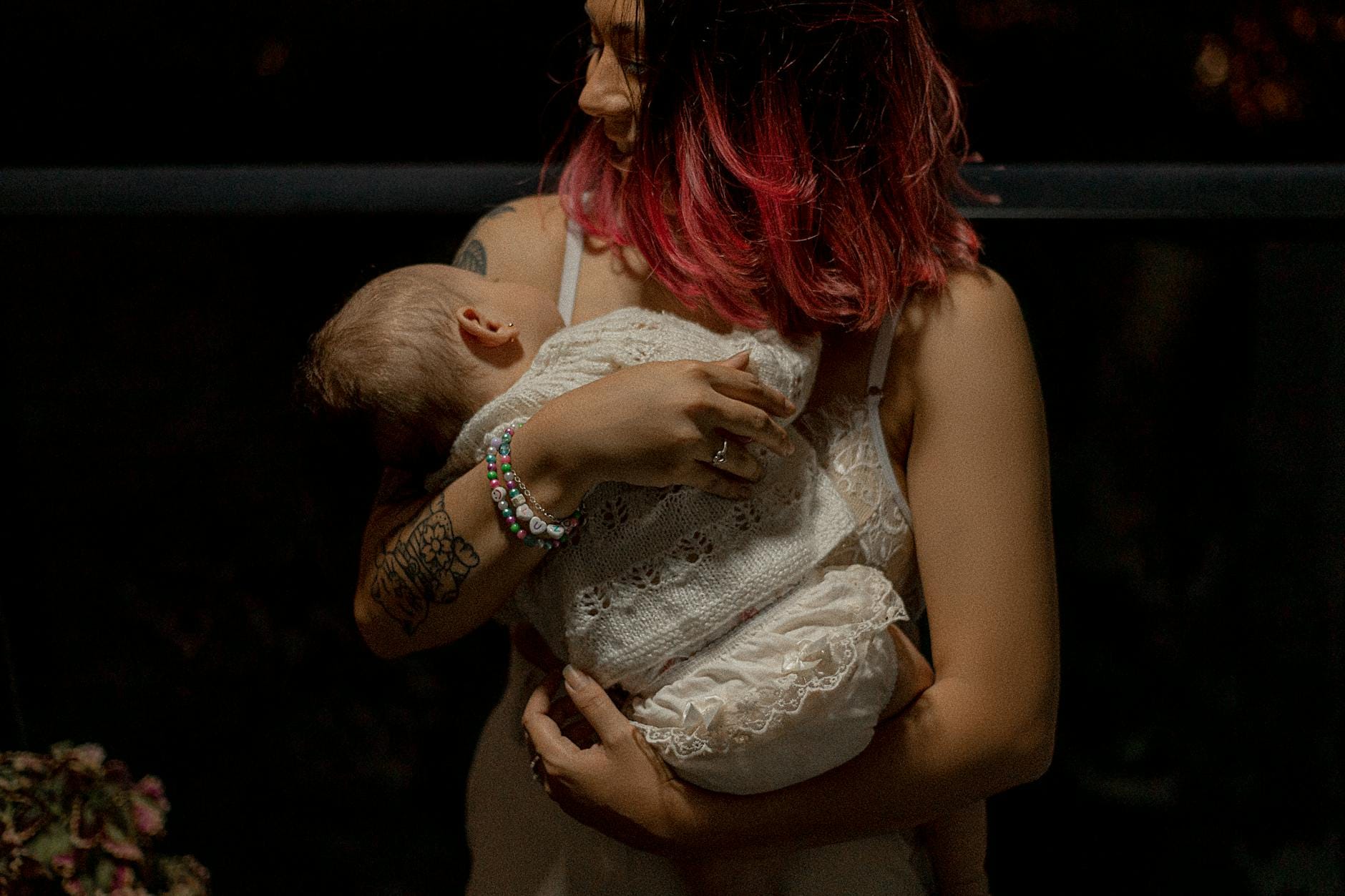 Mama tuli noworodka nocą w sypialni