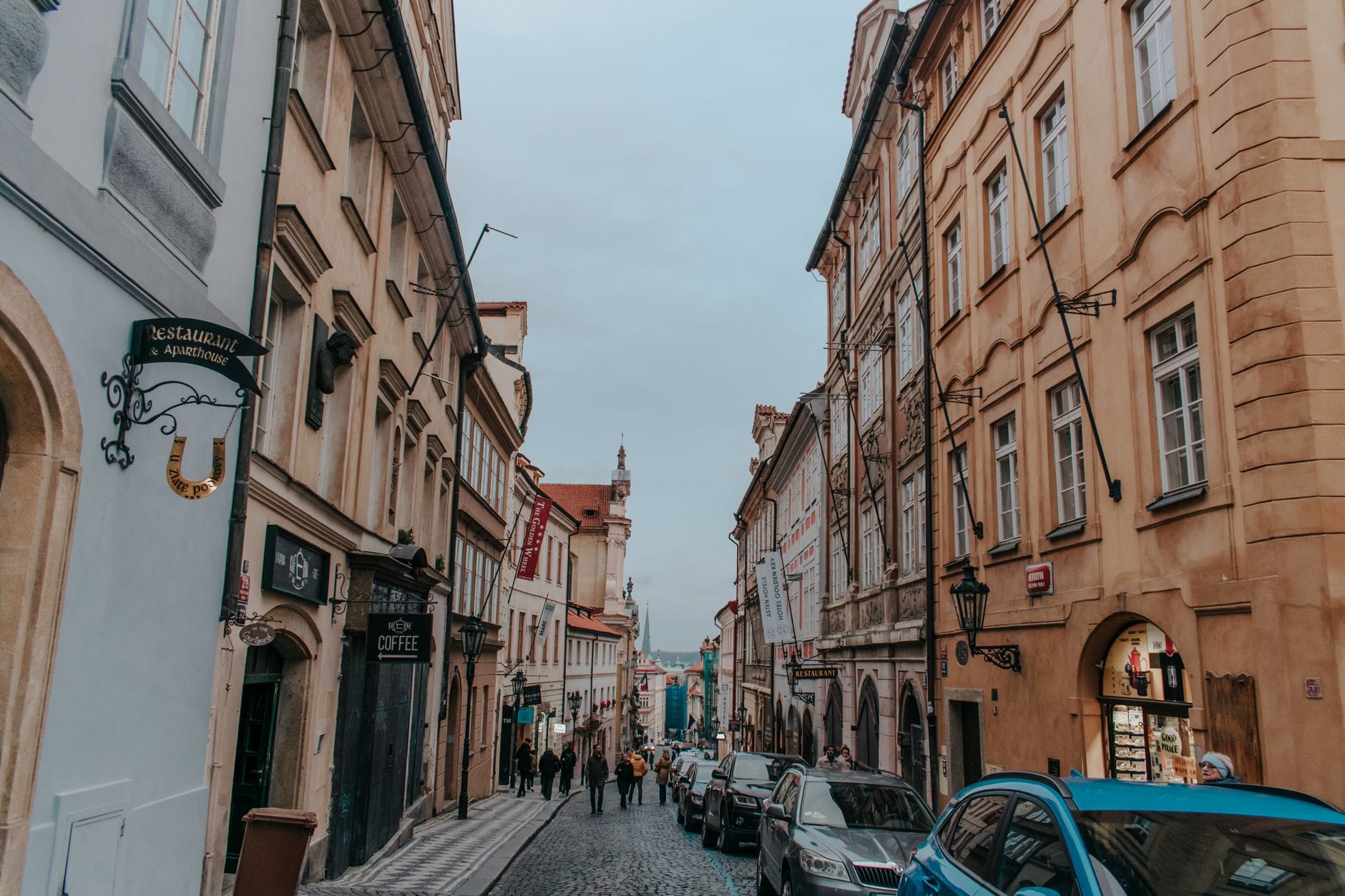 Zabytkowa brukowana ulica w Pradze z klasyczną architekturą kamienic