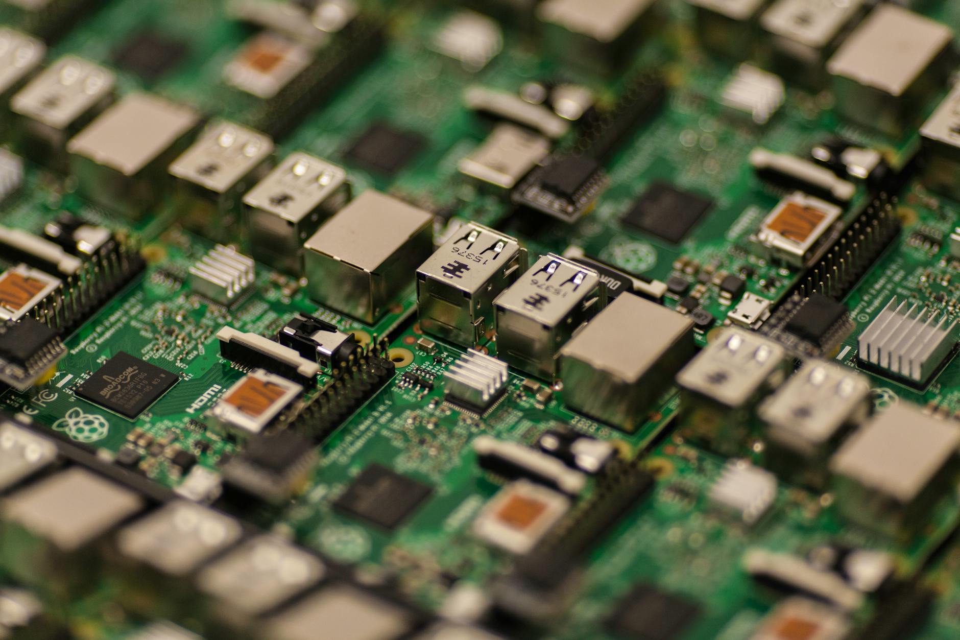 Zbliżenie na płytkę Raspberry Pi z portami USB i podzespołami