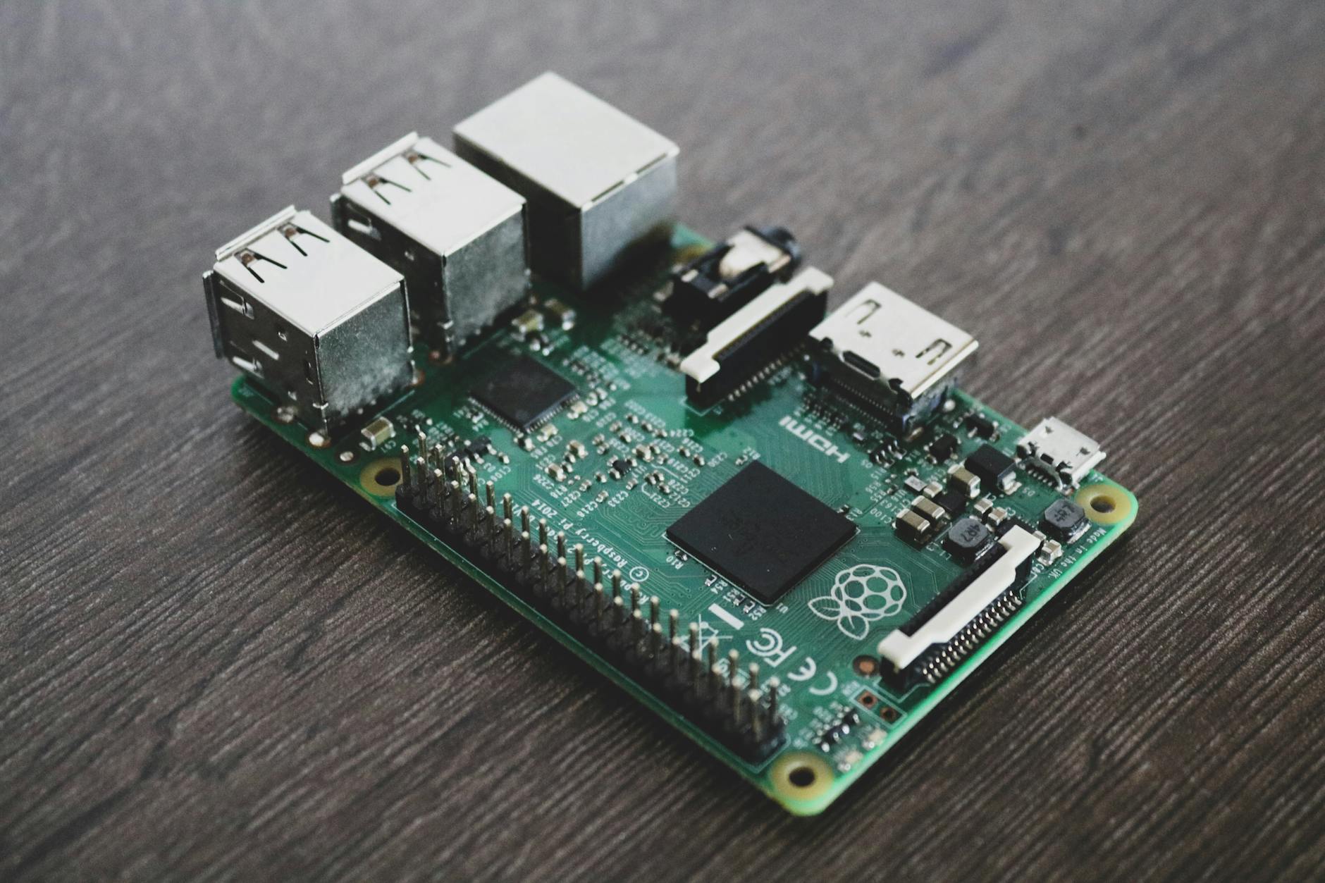 Zbliżenie płytki Raspberry Pi z mikrochipami i podzespołami Zbliżenie płytki Raspberry Pi z mikrochipami i podzespołami