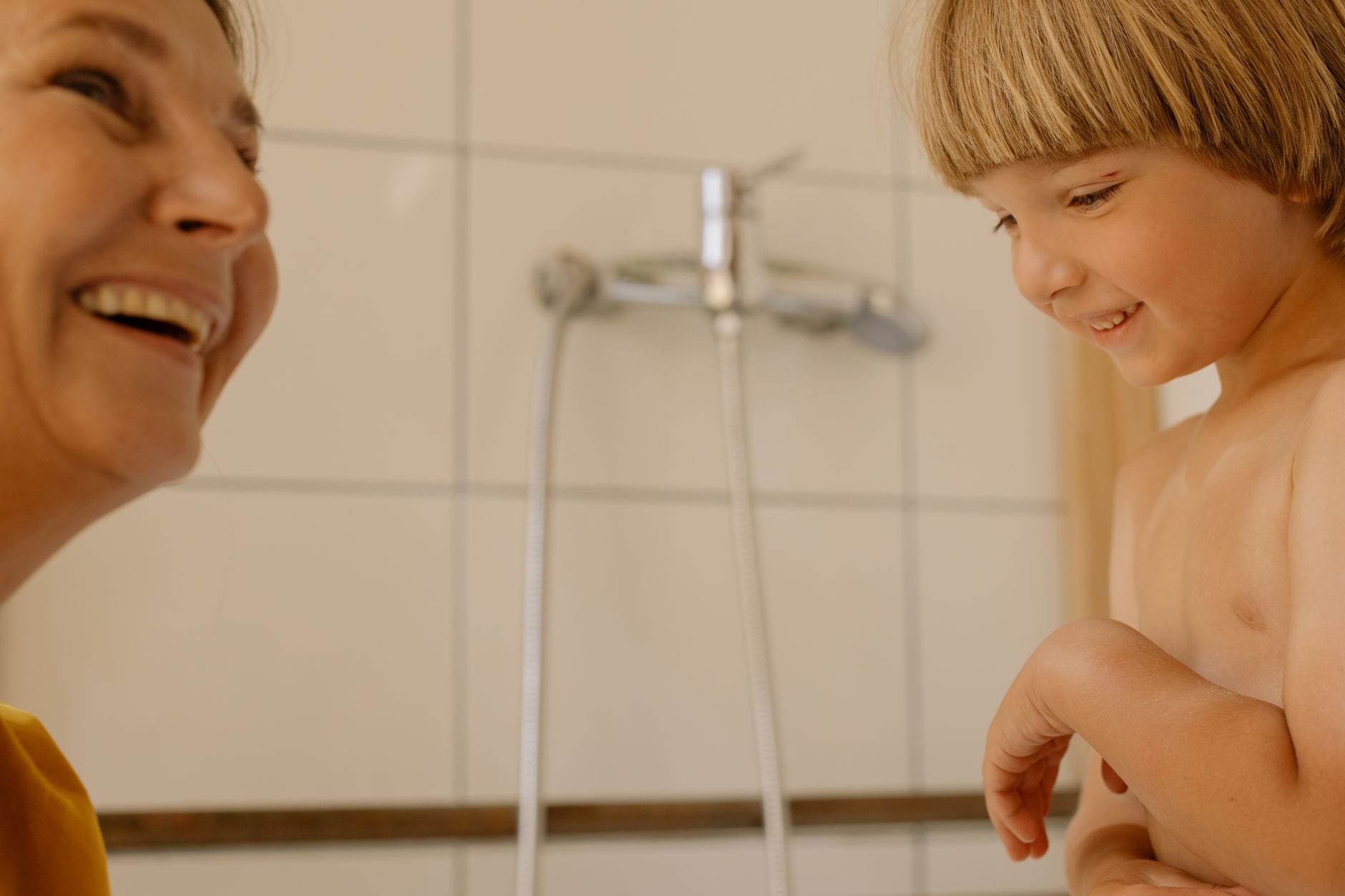 Uśmiechnięta mama z synem spędzają czas razem w łazience
